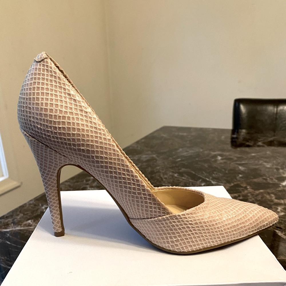 GUESS WOMEN’S POINTED TOE CLASSIC PUMP. - Picture 3 of 13